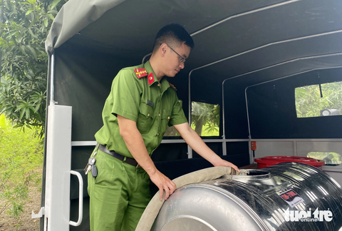 Điều xe cứu hỏa cấp nước 'giải khát' cho bà con Hồng Lĩnh - Ảnh 6. Công an xã Thuận Lộc, thị xã Hồng Lĩnh mang xe chở bồn nước sạch về cho người dân