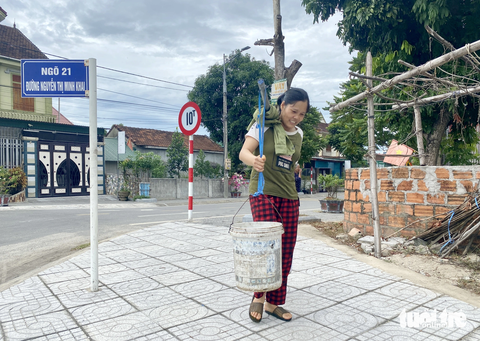 Điều xe cứu hỏa cấp nước 'giải khát' cho bà con Hồng Lĩnh - Ảnh 8. Người dân phường Bắc Hồng, thị xã Hồng Lĩnh gánh từng xô nước giếng khoan về dùng