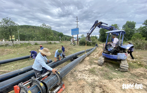 Điều xe cứu hỏa cấp nước 'giải khát' cho bà con Hồng Lĩnh - Ảnh 11. Công nhân Nhà máy nước Hà Tĩnh khẩn trương lắp đặt đường ống dẫn nước từ Nhà máy hồ Đá Bạc khoảng 6km để cung ứng kịp thời cho người dân. Dự kiến ngày 15-9 hoàn thành sẽ cung cấp thêm khoảng 3.000 m³ /ngày đêm