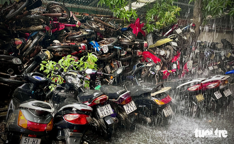 Lý do xe máy bị ‘bỏ quên’ ở bến xe, sân bay nhưng ít người đến nhận - Ảnh 2. Xe máy bị bỏ quên chất thành đống ở bến xe Miền Đông - Ảnh: CHÂU TUẤN