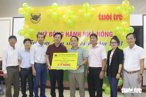 Nghị lực của tân sinh viên nghèo là bài học để chúng tôi nỗ lực làm việc - Ảnh 2. Hơn 80 tỉ đồng được Công ty cổ phần Phân bón Bình Điền giúp các tân sinh viên nghèo thông qua chương trình học bổng "Tiếp sức đến trường" của báo Tuổi Trẻ trong gần 20 năm qua - Ảnh: CÔNG TRIỆU