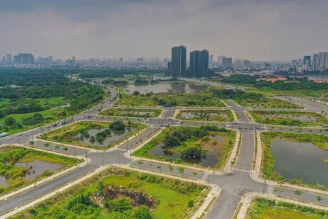 TP.HCM duyệt chủ trương nghiên cứu loạt đề án khuyến khích “năng động, sáng tạo” - Ảnh 1. Sở Tài nguyên và Môi trường được TP quyết định giao nghiên cứu xây dựng đề án “Tháo gỡ khó khăn vướng mắc trong công tác thẩm định giá đất” - Ảnh: QUANG ĐỊNH