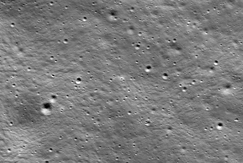 Ảnh chụp địa điểm tàu Chandrayaan-3 (Ấn Độ) hạ cánh, do tàu Danuri của Hàn Quốc chụp - Ảnh: Bộ Khoa học và CNTT/Yonhap Khu vực tàu Chandrayaan-3 (Ấn Độ) hạ cánh, ảnh do tàu Danuri của Hàn Quốc chụp - Ảnh: Bộ Khoa học và ICT Hàn Quốc/Yonhap