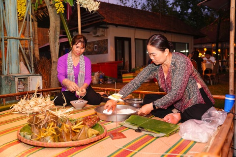 Saigontourist Group quảng bá du lịch - ẩm thực xanh - Ảnh 3. Các món bánh dân gian được thực hiện tại khu vực giới thiệu ẩm thực Việt Nam