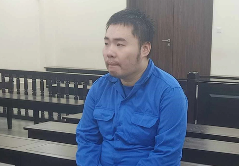 Người tấn công vô cớ nhiều phụ nữ đi đường ở Hà Nội, lãnh thêm hơn 13 năm tù - Ảnh 1. Bị cáo Huy tại tòa - Ảnh: HỒNG ÂN