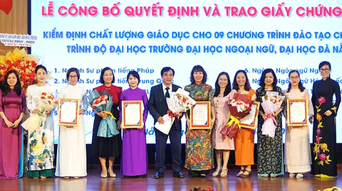 Trường ĐH Ngoại ngữ (ĐH Đà Nẵng) được trao chứng nhận đạt tiêu chuẩn chất lượng các chương trình đào tạo đại học ngày 8-9 - Ảnh: N.T Trường ĐH Ngoại ngữ (ĐH Đà Nẵng) được trao chứng nhận đạt tiêu chuẩn chất lượng các chương trình đào tạo đại học ngày 8-9 - Ảnh: N.T