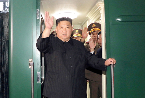 Nhà lãnh đạo Triều Tiên Kim Jong Un lên tàu rời Bình Nhưỡng để đến Nga - Ảnh: KCNA Nhà lãnh đạo Triều Tiên Kim Jong Un lên tàu rời Bình Nhưỡng để đến Nga - Ảnh: KCNA