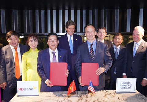 HDBank cấp 20 triệu USD vốn đối ứng cho Fulbright Việt Nam - Ảnh 1. Buổi ký kết dưới sự chứng kiến của bà Nguyễn Thị Phương Thảo, phó chủ tịch Thường trực HĐQT HDBank và ông John Kerry, đặc phái viên Tổng thống Hoa Kỳ - Ảnh: HDB