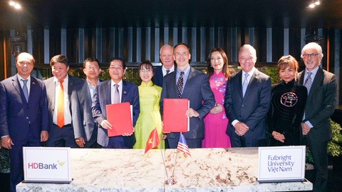 HDBank cấp 20 triệu USD vốn đối ứng cho Fulbright Việt Nam - Ảnh 2. TS. Scott Fritze, chủ tịch Đại học Fulbright Việt Nam, ký thỏa thuận cung cấp vốn đối ứng với ông Phạm Quốc Thanh, tổng giám đốc HDBank - Ảnh: HDB