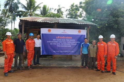 Đại diện Lãnh đạo Công ty Thủy điện Sông Tranh (thứ 2 từ phải sang) cùng lãnh đạo, cán bộ UBND xã Trà Sơn dự Lễ khởi công xây dựng Nhà tình nghĩa cho hộ ông Đinh Văn Thu - Ảnh: THANH THIÊN