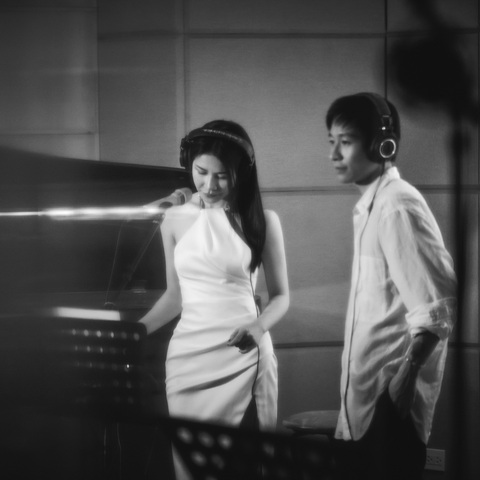 Quỳnh Anh và Vũ Đinh Trọng Thắng thử nghiệm hát Thanh Tùng theo phong cách jazz - Ảnh: BKProduction Quỳnh Anh và Vũ Đinh Trọng Thắng thử nghiệm hát Thanh Tùng theo phong cách jazz - Ảnh: BKProduction