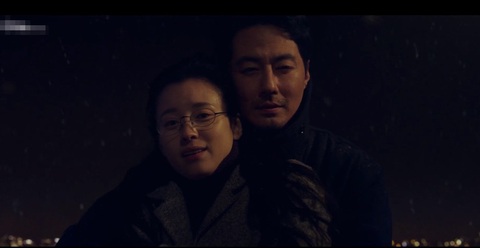 Đạo diễn 'Moving' kể về nỗ lực phá hủy vẻ đẹp trai của Jo In Sung - Ảnh 1. Jo In Sung và Han Hyo Joo trong cảnh phim Moving