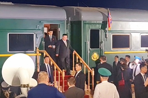Ảnh: Ông Kim Jong Un đã đến Nga, bước xuống đoàn tàu bọc thép - Ảnh 1. Ông Kim Jong Un bước xuống tàu hỏa và được các quan chức Nga chào đón ở vùng Primorsky, Nga ngày 12-9 - Ảnh: REUTERS/Bộ trưởng Bộ Tài nguyên và Môi trường Nga Alexander Kozlov