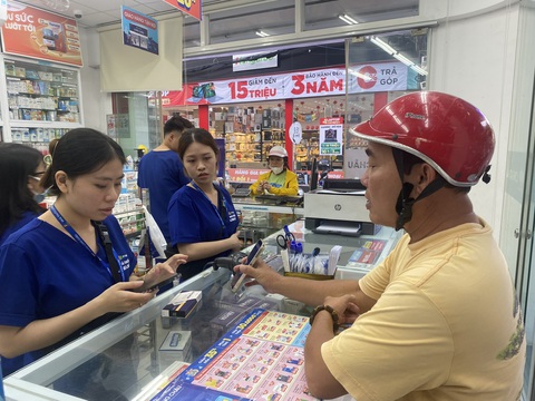 Đến lượt Đà Nẵng khan hiếm một số thuốc điều trị đau mắt đỏ - Ảnh 2. Nhà thuốc của cửa hàng Long Châu có quy mô lớn nhất quận Cẩm Lệ, Đà Nẵng cũng đứt hàng thuốc nhỏ mắt Tobrex - Ảnh: TR.TRUNG