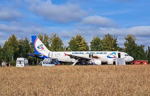 Máy bay chở 170 người của Ural Airlines phải hạ cánh khẩn cấp - Ảnh: TASS Máy bay chở 170 người của Ural Airlines phải hạ cánh khẩn cấp - Ảnh: TASS