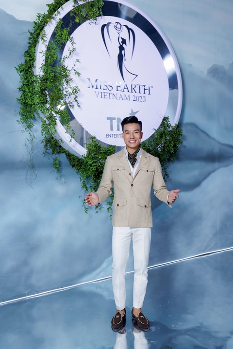 Host của chương trình – diễn viên Hiếu Nguyễn Host của chương trình - diễn viên Hiếu Nguyễn