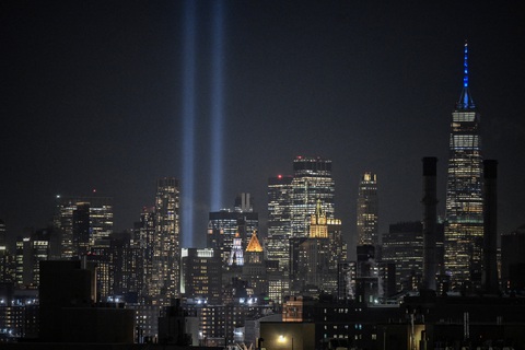Tối 11-9-2023, công trình nghệ thuật "Cột sáng tưởng niệm" được thành phố New York lại được thắp sáng. Công trình này được dựng lên thường niên để tưởng nhớ các nạn nhân vụ khủng bố ngày 11-9-2001 - Ảnh: AFP Tối 11-9, màn trình diễn ánh sáng Tribute in Light tượng trưng hai tòa tháp chiếu lên ở thành phố New York để tưởng nhớ các nạn nhân vụ khủng bố ngày 11-9-2001 - Ảnh: AFP