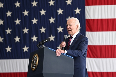 Ngày 11-9-2023, tại căn cứ Elmendorf (Alaska), Tổng thống Mỹ Joe Biden phát biểu tưởng niệm 22 năm cuộc tấn công khủng bố ngày 11-9-2001 - Ảnh: AFP Tổng thống Mỹ Joe Biden phát biểu tưởng niệm 22 năm vụ tấn công khủng bố ngày 11-9-2001 - Ảnh: AFP
