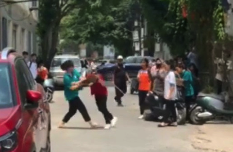 Tạm đình chỉ học với ba nữ sinh lớp 9 đánh nhau trên phố - Ảnh 1. Nhóm nữ sinh đánh nhau trên đường phố TP Vinh bị xử lý kỷ luật - Ảnh: Người dân cung cấp