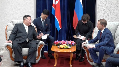 Ảnh: Ông Kim Jong Un đã đến Nga, bước xuống đoàn tàu bọc thép - Ảnh 3. Nhà lãnh đạo Triều Tiên Kim Jong Un gặp Bộ trưởng Bộ Tài nguyên và Môi trường Nga Alexander Kozlov ở Khasan, vùng Primorsky, Nga ngày 12-9 - Ảnh: REUTERS/Bộ trưởng Bộ Tài nguyên và Môi trường Nga Alexander Kozlov