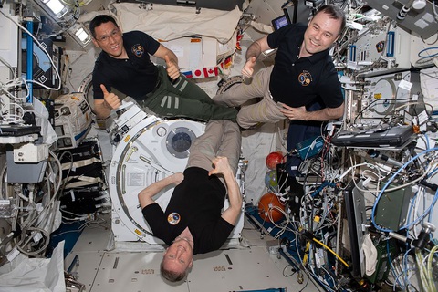 NASA astronaut Frank Rubio with his Soyuz MS-22/23 crewmates, Roscosmos cosmonauts Sergey Prokopyev and Dmitry Petelin. All three will soon to be the first to log a full year in space on board the International Space Station. (Image credit: NASA) Phi hành gia NASA Frank Rubio cùng hai phi hành gia Roscosmos Sergey Prokopyev và Dmitry Petelin đã ở trên ISS hơn 355 ngày - Ảnh: NASA