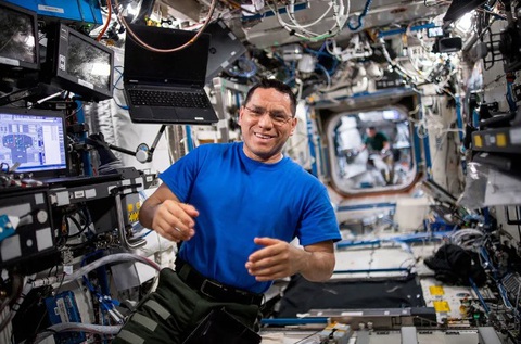 NASA astronaut Frank Rubio floats aboard the International Space Station. On Monday (Sept. 11), he breaks the U.S. record for the single longest spaceflight at 355 days, 3 hours, 46 minutes. (Image credit: NASA) Phi hành gia Frank Rubio của NASA trên Trạm không gian quốc tế (ISS). Ngày 12-9 (giờ Việt Nam), ông đã phá kỷ lục là phi hành gia Mỹ ở lâu nhất trên vũ trụ. Kỷ lục trước đây do phi hành gia Mark Vande Hei nắm giữ, với 355 ngày, 3 giờ, 46 phút - Ảnh: NASA