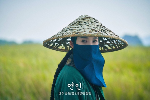 'Người yêu dấu' của Nam Goong Min thắng áp đảo 'Nghệ thuật săn quỷ và nấu mì 2' và 'Moving' - Ảnh 4. Sự xuất hiện của người phụ nữ bí ẩn (do Lee Chung Ah thủ vai) ở cuối phần 1 làm dấy lên tin đồn về việc phần 2 sẽ thay nữ chính.