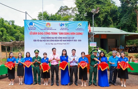 C.P. Việt Nam bàn giao công trình “Ánh sáng biên cương” cho Đồn Biên phòng tại Bình Phước - Ảnh 1. Anh Nguyễn Quốc Khang - chủ tịch Hội LHTNVN Công ty C.P. (áo hồng) - tham dự lễ bàn giao công trình "Ánh sáng biên cương"