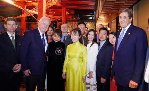 Vietjet và Boeing chốt kế hoạch giao tàu bay - Ảnh 5. Đặc phái viên tổng thống Mỹ John Kerry (bìa phải) hoan nghênh và chúc mừng cho hợp tác giữa Vietjet và Boeing