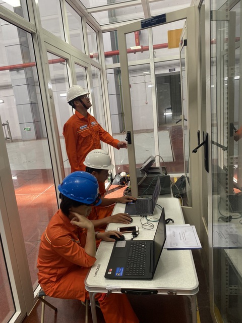 EVNGENCO1 8 tháng đạt 98,8% kế hoạch sản xuất điện - Ảnh 1. Công ty thuỷ điện Sông Tranh ( thuộc EVNGENCO1) đang sửa chữa thiết bị để đảm bảo nhà máy được vận hành tối ưu, an toàn: - Ảnh: THIÊN THANH
