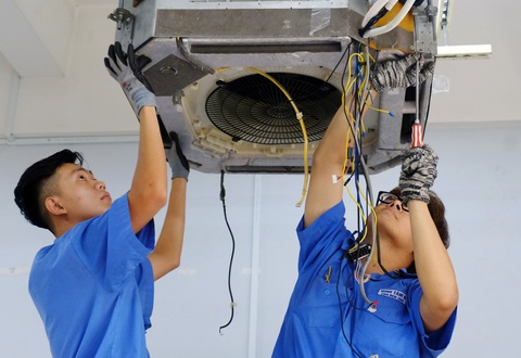 Sinh viên Trường cao đẳng Kỹ thuật Cao Thắng (TP.HCM) trong một giờ học thực hành - Ảnh: VŨ THỦY Sinh viên Trường cao đẳng Kỹ thuật Cao Thắng (TP.HCM) trong một giờ học thực hành - Ảnh: VŨ THỦY