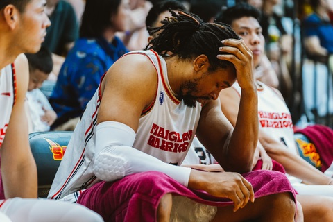 Saigon Heat ung dung chờ lộ diện đối thủ ở chung kết VBA 2023 - Ảnh 1. Thang Long Warriors bất lực khi ngôi sao John Fields bị chấn thương đùi - Ảnh: VBA