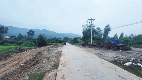Nghi vấn thi công trước khi mở thầu tại Đông Triều - Ảnh 4. Hiện trạng khu vực đường tạm và đường bê tông dẫn tới cầu Trại Thụ sắp bị phá bỏ để thi công cầu mới - Ảnh: T.THẮNG