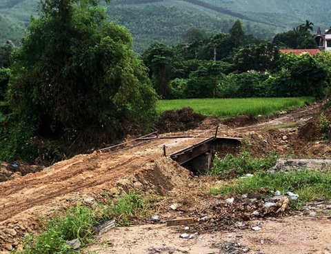 Nghi vấn thi công trước khi mở thầu tại Đông Triều - Ảnh 2. Sau lùm xùm nghi vấn "thông thầu" thì máy móc đã được rút đi đâu không rõ, dù đoạn đường tạm hiện vẫn khá bừa bộn, không đảm bảo an toàn - Ảnh: T.THẮNG