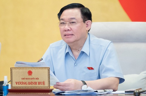 Chủ tịch Quốc hội: Cần làm rõ 'có hay không bắt tay giữa ngân hàng với bảo hiểm' - Ảnh 1. Chủ tịch Quốc hội Vương Đình Huệ - Ảnh: GIA HÂN
