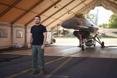 Tổng thống Ukraine Volodymyr Zelensky chụp hình cùng tiêm kích F-16 của Đan Mạch, ngày 20-8-2023 - Ảnh: AFP Tổng thống Ukraine Volodymyr Zelensky chụp ảnh cùng tiêm kích F-16 của Đan Mạch, ngày 20-8-2023 - Ảnh: AFP