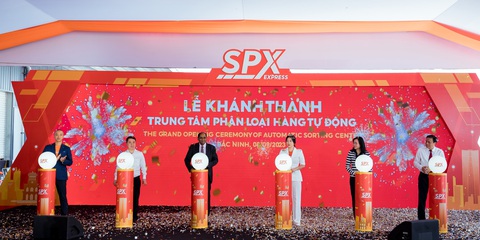 Các đại biểu cùng lãnh đạo SPX và khách mời bấm nút khánh thành trung tâm phân loại Các đại biểu cùng lãnh đạo SPX và khách mời bấm nút khánh thành trung tâm phân loại
