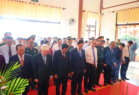 Các nguyên ủy viên Bộ Chính trị, nguyên Chủ tịch nước; nguyên lãnh đạo Chính phủ dành phút tưởng niệm giáo sư, viện sĩ Trần Đại Nghĩa - Ảnh: CHÍ HẠNH