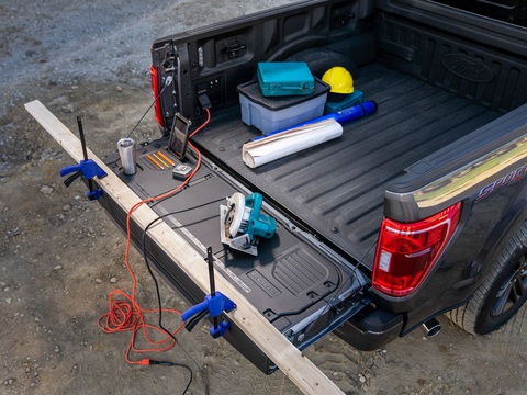 Ford F-150 facelift ra mắt với cửa hậu siêu tiện lợi - Ảnh 3. Tích hợp cùng cửa hậu Ford là bộ công cụ đa năng có sẵn và ổ cắm điện - Ảnh: Ford