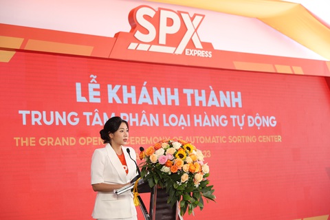 Bà Nguyễn Kim Anh, giám đốc SPX phát biểu khai mạc lễ khánh thành Trung tâm phân loại hàng tự động Bà Nguyễn Kim Anh, giám đốc SPX phát biểu khai mạc lễ khánh thành Trung tâm phân loại hàng tự động