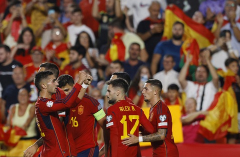 Điểm tin thể thao sáng 13-9: Các ông lớn toàn thắng ở vòng loại Euro 2024 - Ảnh 1. Niềm vui của các cầu thủ Tây Ban Nha sau khi ghi bàn vào lưới Cyprus ở vòng loại Euro 2024 - Ảnh: REUTERS