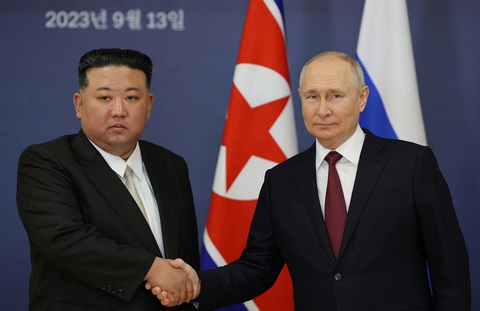 Tổng thống Nga Vladimir Putin (phải) và nhà lãnh đạo Triều Tiên Kim Jong Un - Ảnh: REUTERS Tổng thống Nga Vladimir Putin (phải) và nhà lãnh đạo Triều Tiên Kim Jong Un - Ảnh: REUTERS
