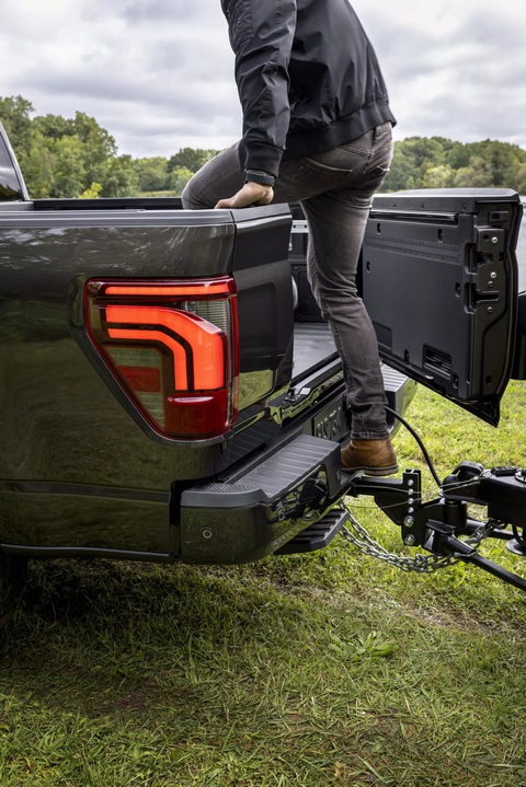 Ford F-150 facelift ra mắt với cửa hậu siêu tiện lợi - Ảnh 2. Nhờ việc cửa mở được sang bên, người dùng giờ có thể lên xuống bồn sau dễ dàng nhờ bậc thềm ở cản sau - Ảnh: Ford