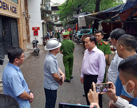 Phó thủ tướng Trần Lưu Quang đến hiện trường chỉ đạo khắc phục vụ cháy chung cư mini ở Hà Nội - Ảnh 2. Phó Thủ tướng Trần Lưu Quang chỉ đạo công tác khắc phục hậu quả tại hiện trường - Ảnh: VGP