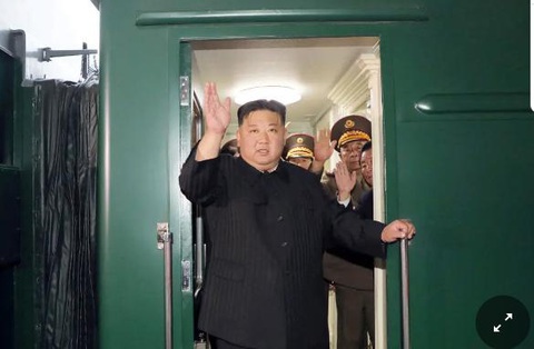 Có gì trên đoàn tàu huyền thoại của Chủ tịch Kim Jong Un - Ảnh 1. Ông Kim lên tàu tới Nga vào ngày 10-9, trong một hình ảnh do truyền thông nhà nước công bố - Ảnh: KOREAN CENTRAL NEWS AGENCY