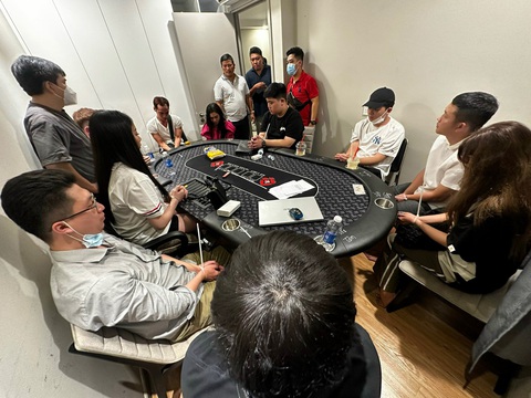 Công an TP.HCM bắt nhóm đánh bạc Poker trong chung cư cao cấp - Ảnh 1. Công an ập vào kiểm tra căn hộ trong chung cư phát hiện nhóm người đánh bạc dưới hình thức chơi bài poker - Ảnh: Công an cung cấp