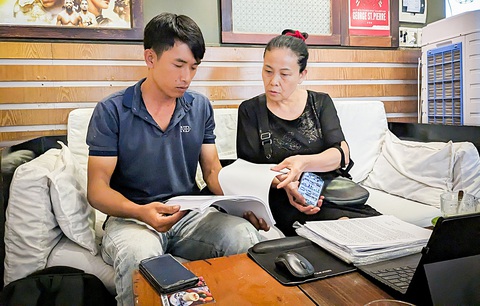 Đại diện người mua đất phản ảnh đến báo Tuổi Trẻ về hành vi bán đất nhưng không giao sổ mà mang đi chuyển nhượng, thế chấp - Ảnh: TẤN LỰC Đại diện người mua đất phản ảnh đến báo Tuổi Trẻ về hành vi bán đất nhưng không giao sổ mà mang đi chuyển nhượng, thế chấp - Ảnh: TẤN LỰC