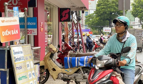 Một điểm bán SIM điện thoại trên đường Nguyễn Phúc Nguyên, quận 3, TP.HCM - Ảnh: TỰ TRUNG Một điểm bán SIM điện thoại trên đường Nguyễn Phúc Nguyên, quận 3, TP.HCM - Ảnh: TỰ TRUNG
