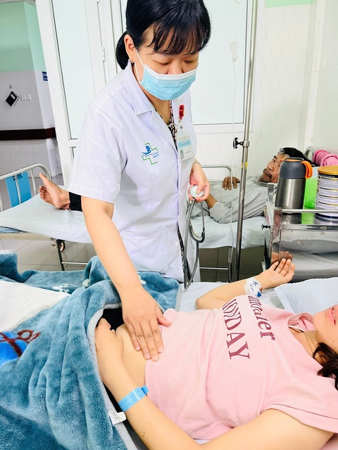 Hơn 30 người ngộ độc sau khi ăn bánh mì Phượng ở Hội An - Ảnh 2. Một bệnh nhân ngộ độc đang được điều trị cấp cứu - Ảnh: T.TH.