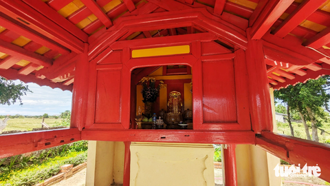 Thờ vua Quang Trung ở miếu làng Dạ Lê Chánh: Người dân không đồng tình - Ảnh 4. Bài vị thờ vua Quang Trung được một nhóm nhà nghiên cứu đưa vào bên trong miếu Đôi của làng Dạ Lê Chánh - Ảnh: NHẬT LINH